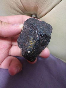 昨天在一家礼品店买了块 黑乌金 个人觉得像金属类矿石或磁铁矿石 大家觉得这是什么石头呢